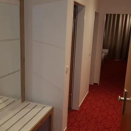 Hotel Confour 3*
